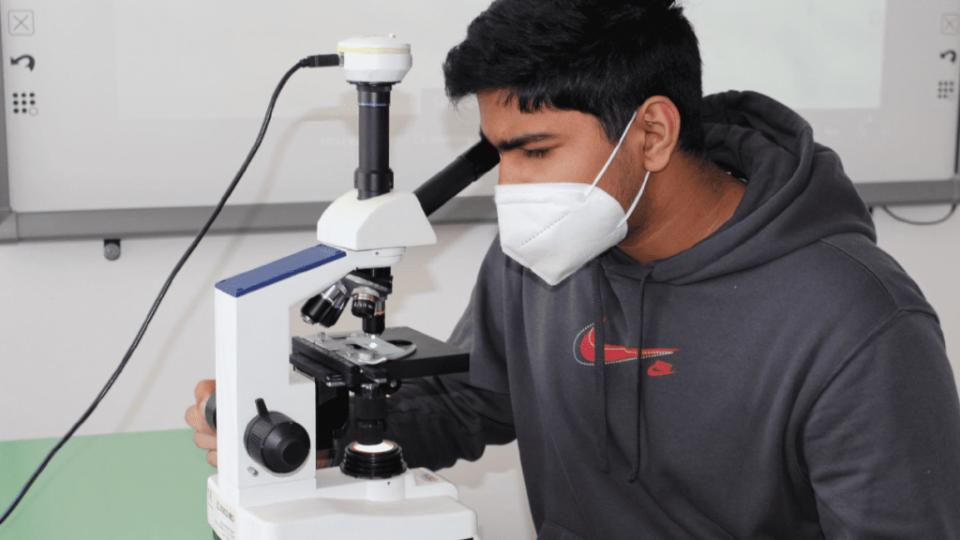 liceo-scientifico-microscopio-laboratorio-scienze-clil