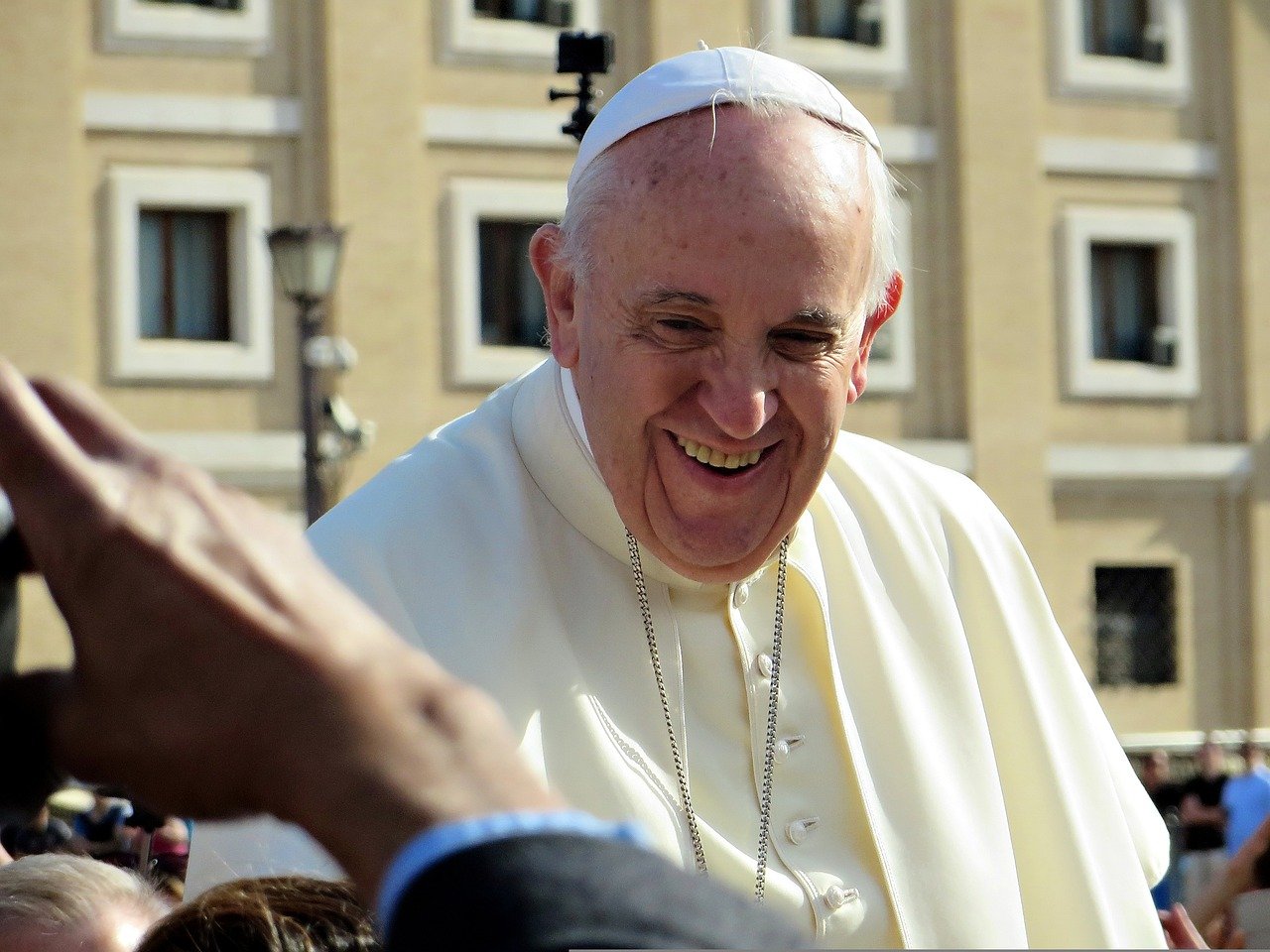 Papa Francesco sorride alla folla