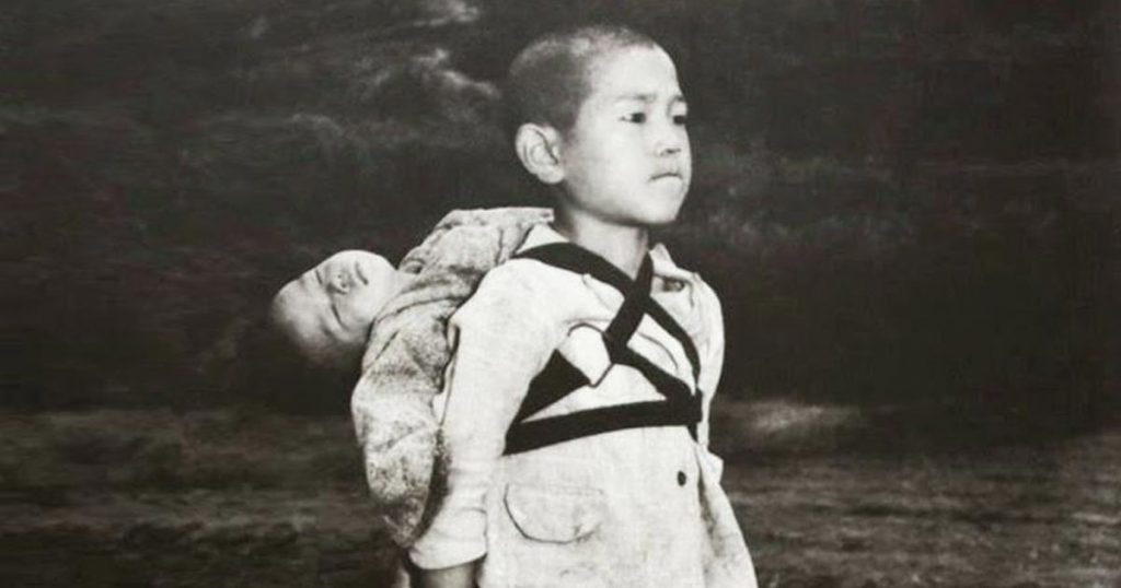 Bambino Giapponese Fratellino morto in spalla
