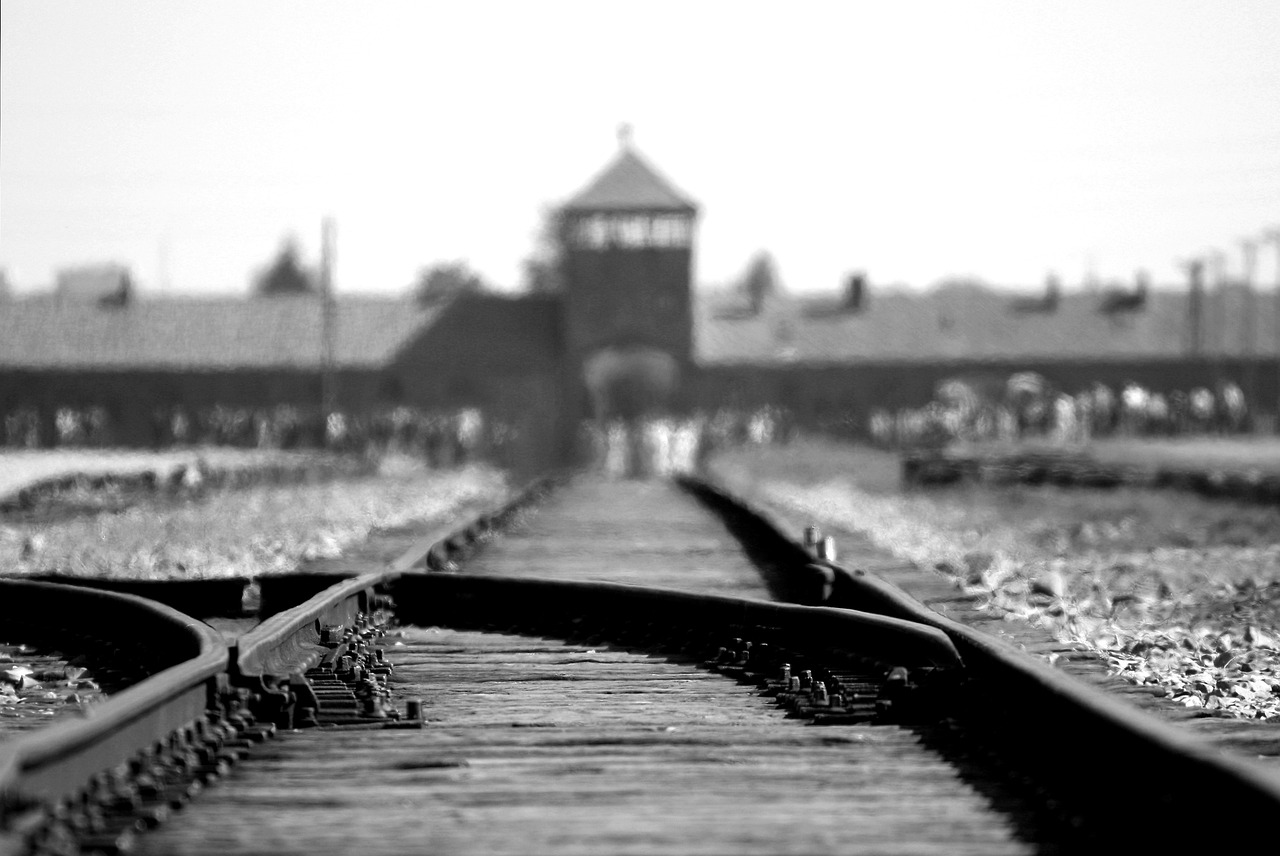 Auschwitz campo di concentramento ferrovia binario