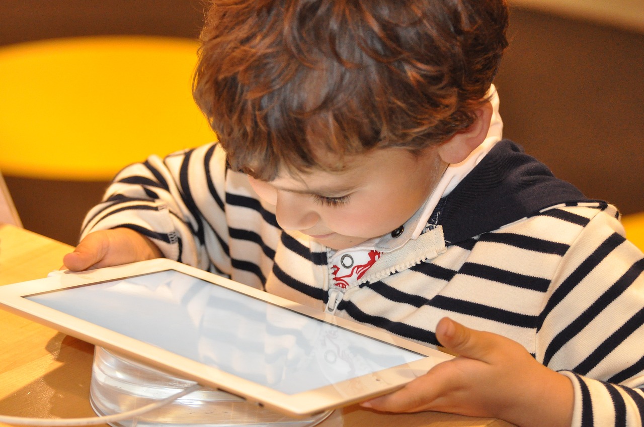 Bambino che guarda un ipad internet sicurezza