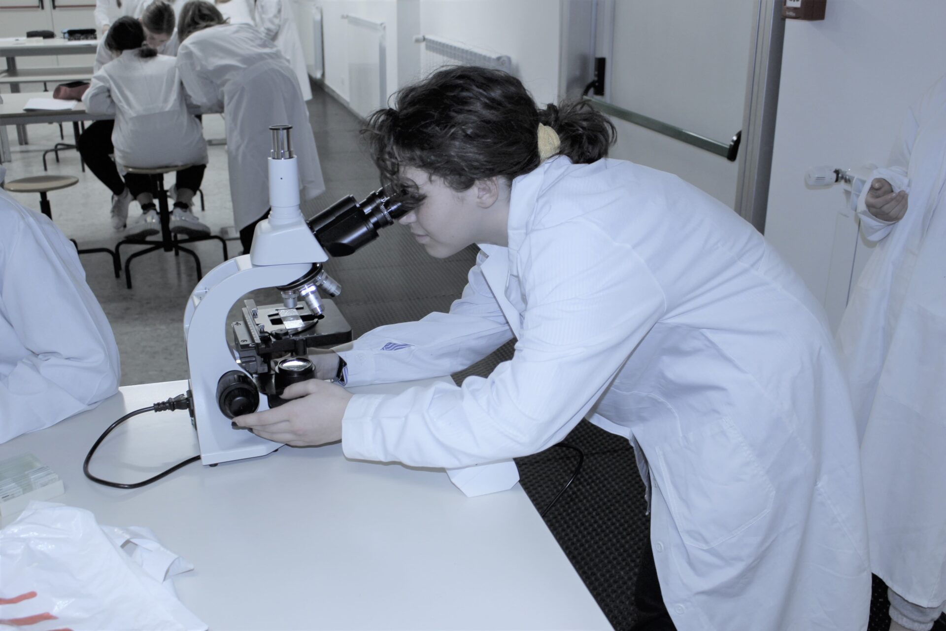 Laboratorio scientifico linguistico microscopio ottico 1